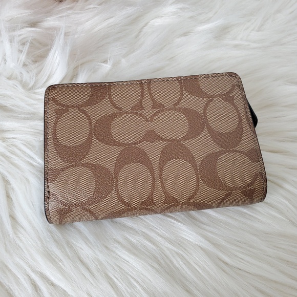 π₯SALEπ₯ COACH MEDIUM CORNER ZIP WALLET - Picture 4 of 7